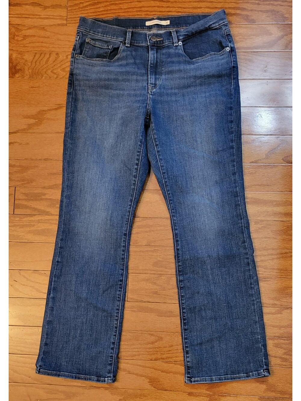 Levi's Jeans Women 10S Short Bootcut Mid Rise Medium Wash Denim